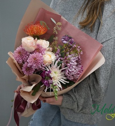 Bouquet with chrysanthemums and Leucospermum ''Karla'' photo 394x433